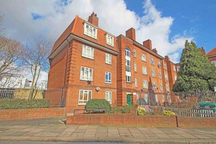 2 Bedroom Flat To Rent In Triangle Place, London, SW4