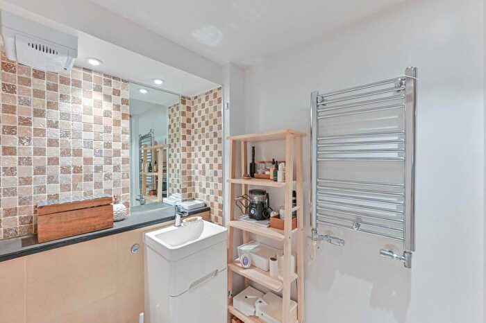 2 Bedroom Flat To Rent In Cadogan Road, Woolwich Riverside, London, SE18