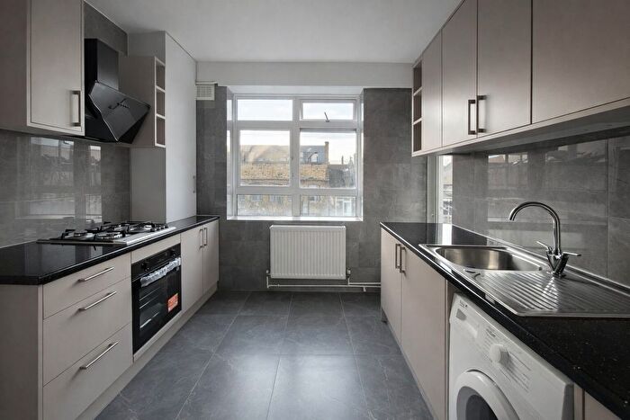 4 Bedroom Flat To Rent In St. Peters House, Queens Row, London, SE17