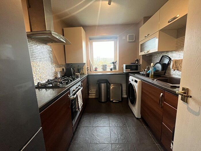 3 Bedroom Flat To Rent In Reeves Court, Eccles New Road, Salford, M5