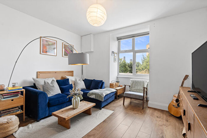 3 Bedroom Flat To Rent In Flamingo House, Gosset Street, E2