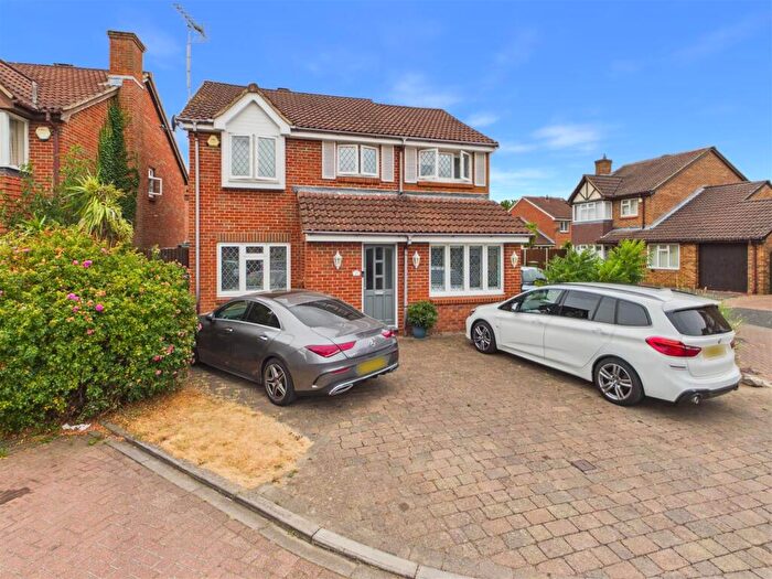 4 Bedroom Detached House For Sale In Regency Gardens, Walton-On-Thames, KT12