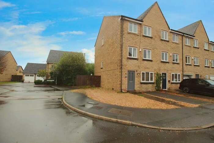 4 Bedroom End Of Terrace House To Rent In Birkhead Close, Kirkburton, Huddersfield, West Yorkshire, HD8