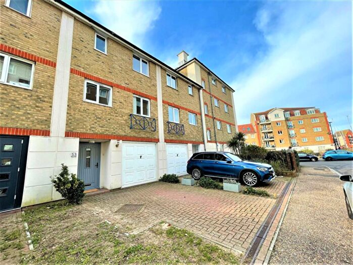 4 Bedroom Town House To Rent In Bermuda Place, Eastbourne, BN23V