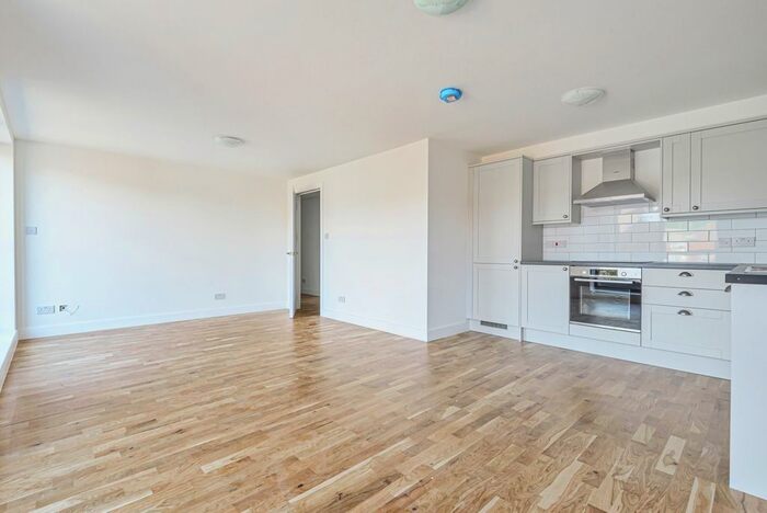 2 Bedroom Flat To Rent In Blackfen Road, Blackfen, Sidcup, DA15