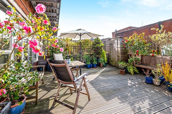 2 Bedroom Flat For Sale In The Broadway, Crouch End, London, N8