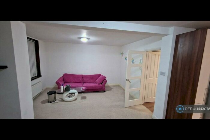 3 Bedroom Terraced House To Rent In Stockethill Square, Aberdeen, AB16