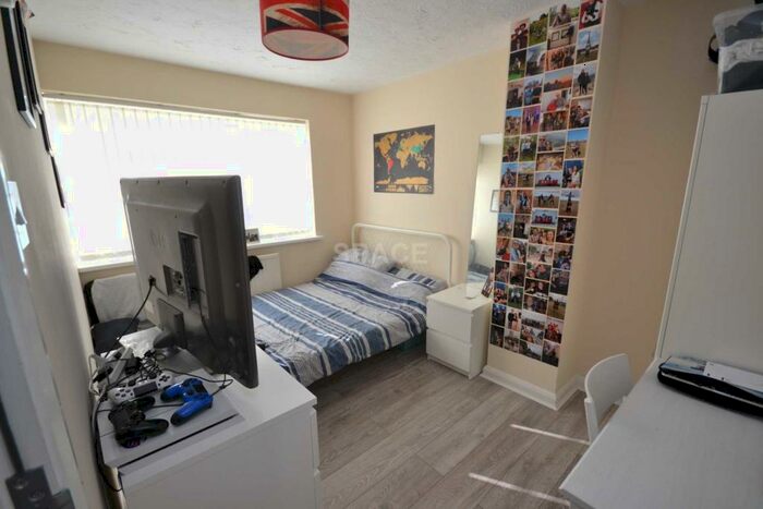 6 Bedroom Semi-Detached House To Rent In Courts Road, Reading, RG6