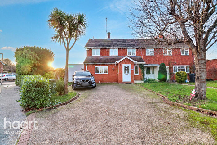 3 Bedroom Semi-Detached House For Sale In The Fryth, Basildon, SS14