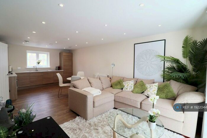 2 Bedroom Flat To Rent In Searle Crescent, Broomfield, Chelmsford, CM1