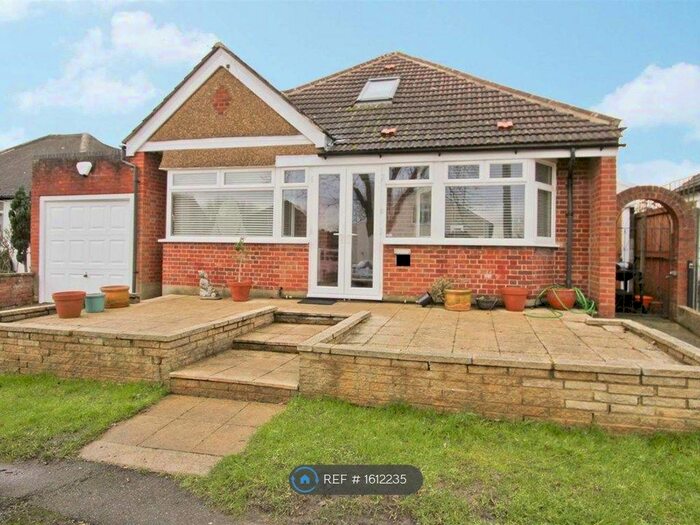 3 Bedroom Bungalow To Rent In Beech Avenue, Ruislip, HA4