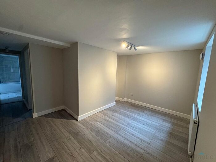 1 Bedroom Flat To Rent In The Avenue, Highams Park, E4