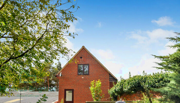 Flat To Rent In Flat, Barrattstown Stud, Oving Road, Whitchurch, Aylesbury, Buckinghamshire, HP22