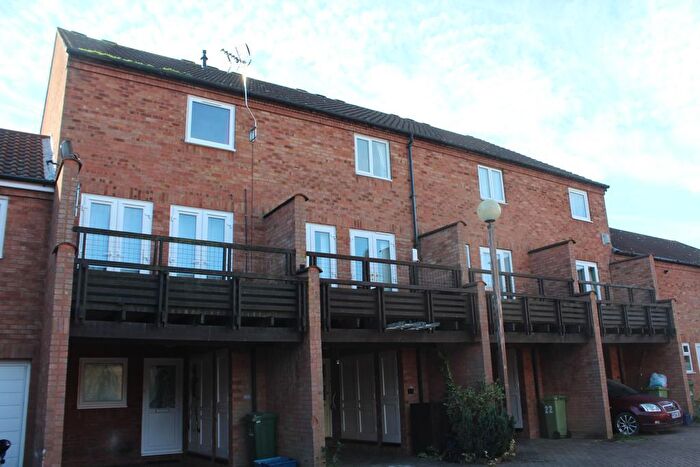 3 Bedroom Town House To Rent In Barbers Mews, Neath Hill, MK14