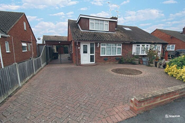 5 Bedroom Semi-detached House For Sale In Central Avenue, Rochford, Essex, SS4