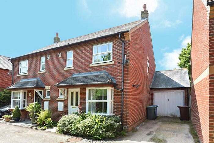 3 Bedroom Semi-Detached House To Rent In Foxglove Close, Bicester, OX26