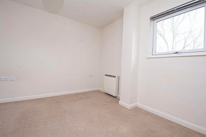 2 Bedroom Flat To Rent In Auckland House, Walton-on-Thames, KT12