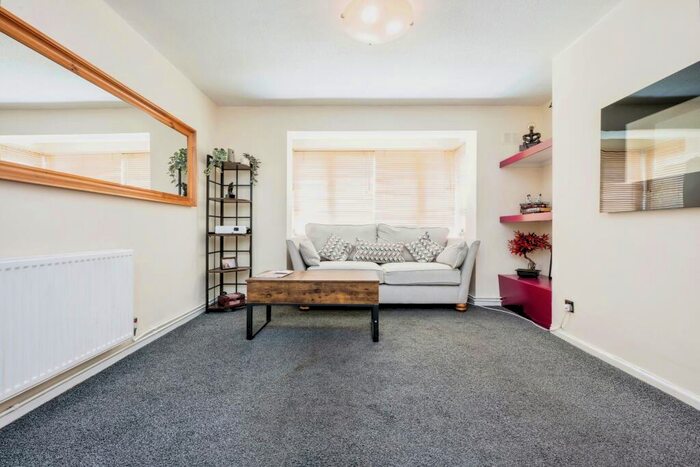 2 Bedroom Flat For Sale In Clarence Road, Leighton Buzzard, LU7