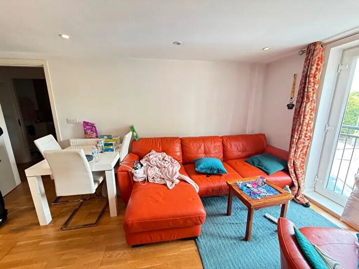 1 Bedroom Flat For Sale In Beavers Lane, TW4