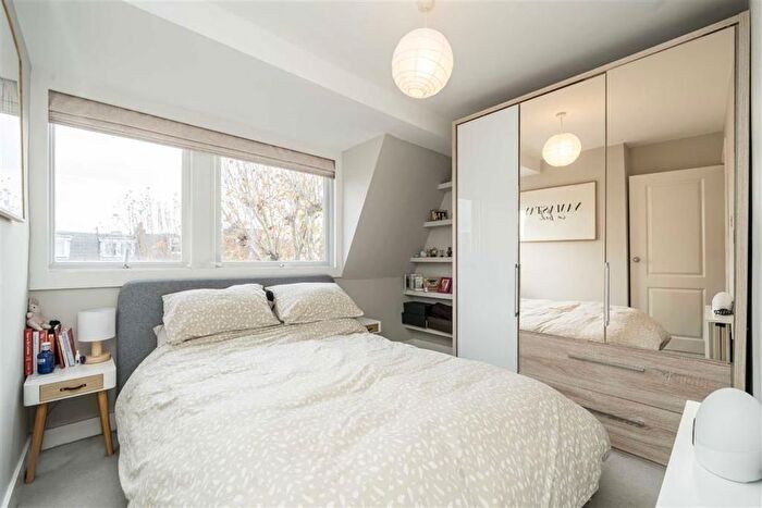 2 Bedroom Flat To Rent In Hammersmith Grove, London, W6