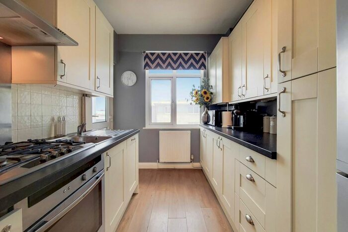 2 Bedroom Flat To Rent In Balham High Road, Wandsworth Common, London, SW17