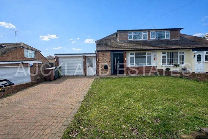 3 Bedroom Semi-Detached Bungalow For Sale In Sunnybank Road, Potters Bar, EN6