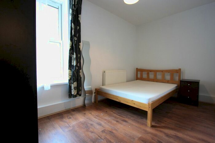 3 Bedroom Flat To Rent In Newton House, Clapham, SW8