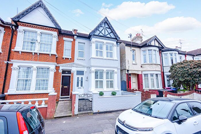 4 Bedroom End Of Terrace House For Sale In Rochford Avenue, Westcliff-On-Sea, SS0