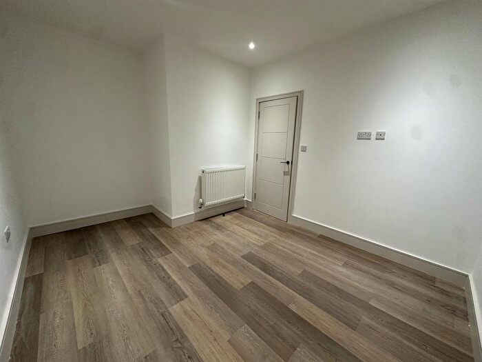 2 Bedroom Flat To Rent In Station Road, London, NW4