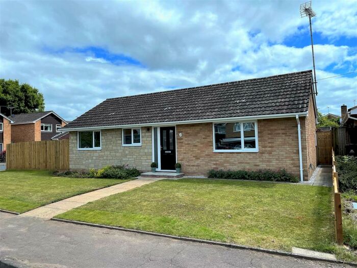 3 Bedroom Detached Bungalow For Sale In Byfords Road, Huntley, GL19