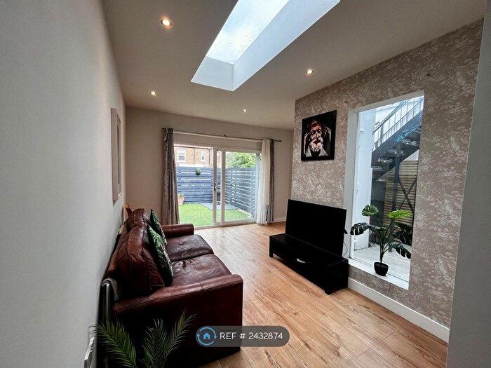 2 Bedroom Flat To Rent In Park Avenue, London, CR4