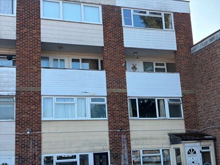 2 Bedroom Maisonette For Sale In Douglas Road, Addlestone, KT15