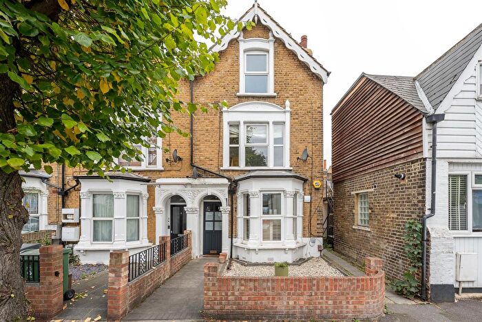 3 Bedroom Flat For Sale In Queens Grove Road, Chingford, E4