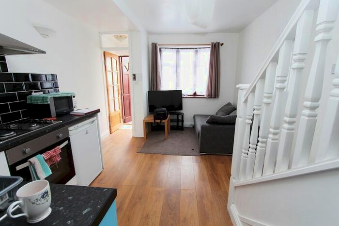 1 Bedroom Flat To Rent In Bergholt Avenue, Ilford, IG4