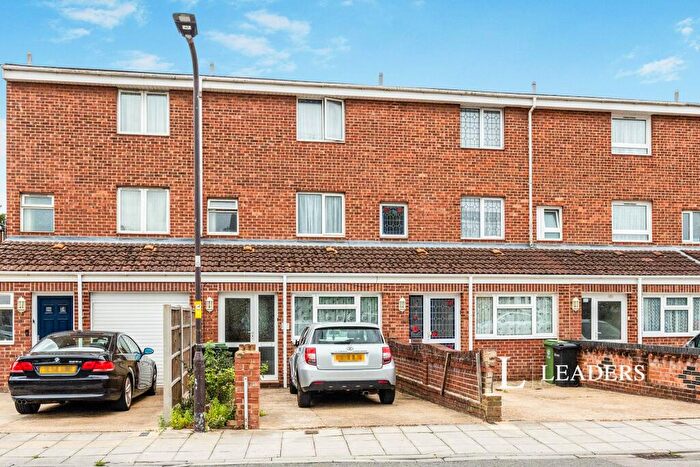4 Bedroom Town House To Rent In Railway View Portsmouth, PO1