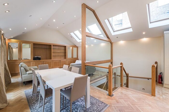 3 Bedroom Mews To Rent In Moreton Terrace Mews South, London, SW1V