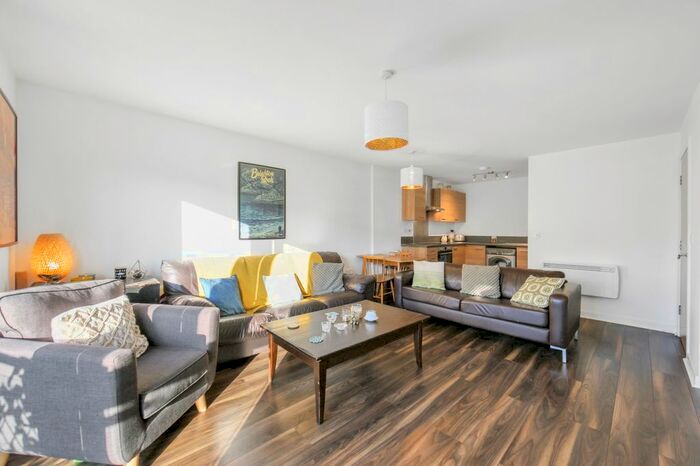 2 Bedroom Flat To Rent In High Road Leytonstone, London, E11