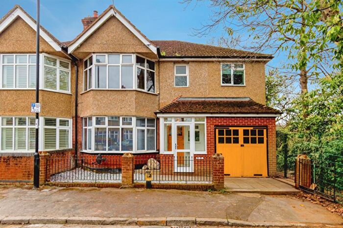 4 Bedroom Semi-Detached House For Sale In Vinery Gardens, Southampton, SO16
