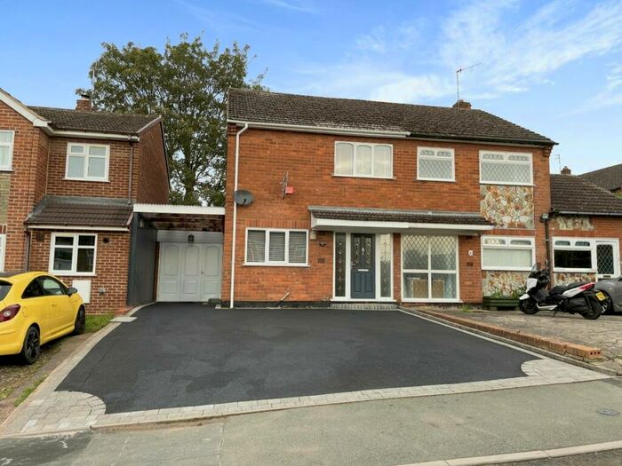3 Bedroom Semi-Detached House To Rent In Newfield Drive, Kingswinford, DY6