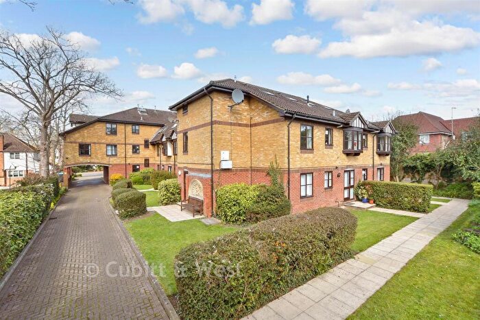 1 Bedroom Flat For Sale In Epsom Road, Leatherhead, Surrey, KT22
