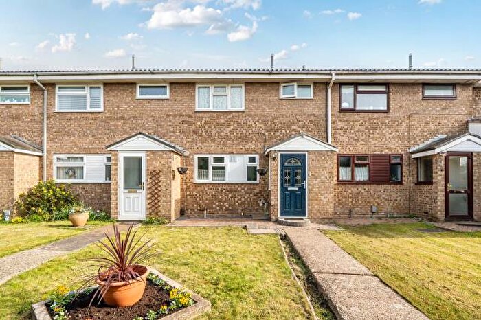 3 Bedroom Terraced House For Sale In Melrose Walk, Aylesbury, HP21