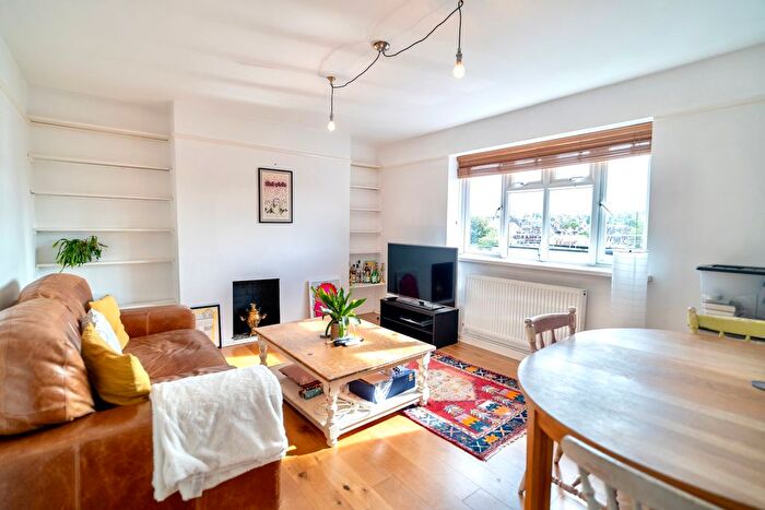 2 Bedroom Flat To Rent In Brook Road, London, N8