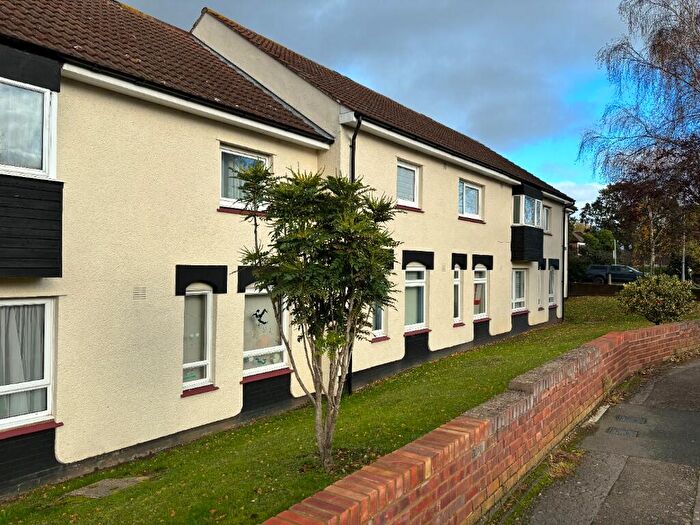 2 Bedroom Flat To Rent In Uplands Park Road, Rayleigh, Essex, SS6