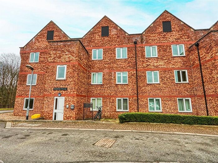 3 Bedroom Flat To Rent In Henshall House, Tapton Lock Hill, Chesterfield, Derbyshire, S41