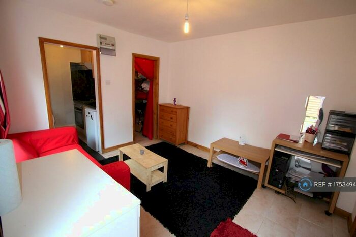 Studio To Rent In Mountfield Road, London, N3