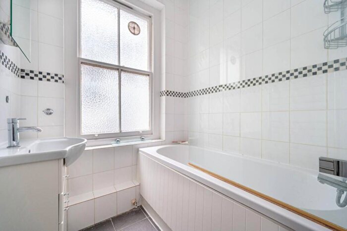 2 Bedroom Flat To Rent In Mapesbury Court, , Willesden Green, London, NW2