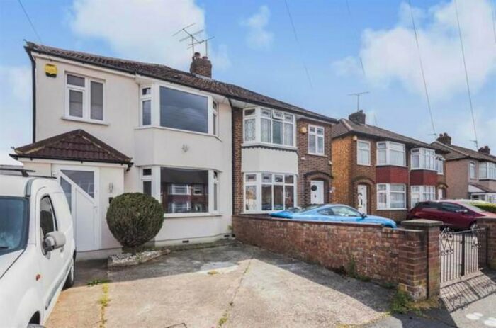 3 Bedroom Town House To Rent In Sutton Court Road, Uxbridge, UB10