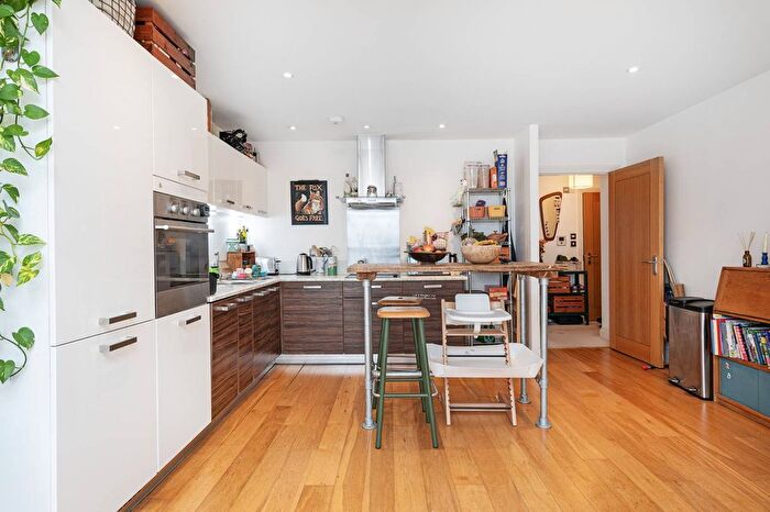 2 Bedroom Flat To Rent In Lea Bridge Road, Lower Clapton, London, E5