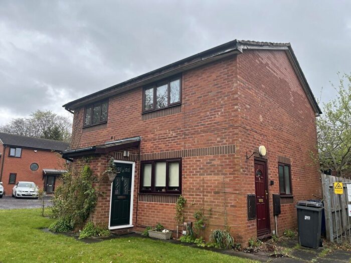 2 Bedroom Flat For Sale In Convent Close, Leyland, Lancashire, PR25