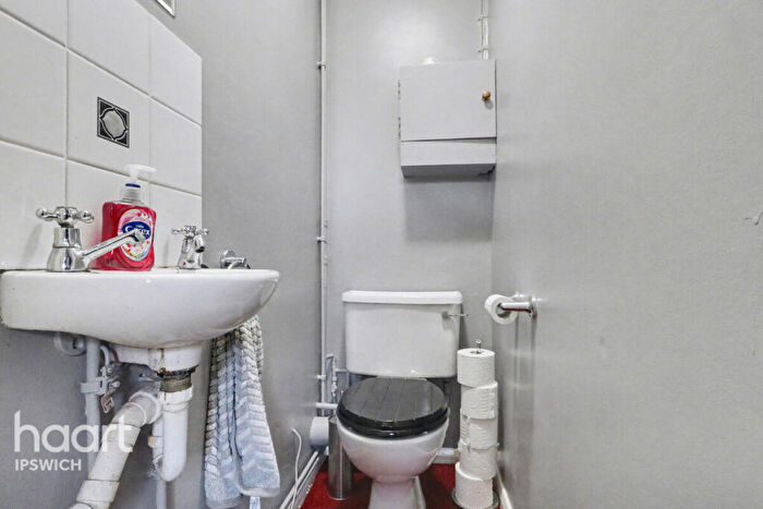 3 Bedroom Semi Detached House For Sale In Vincent Close, Ipswich, IP1